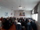 Albert Huguet tenant une conférence devant une assemblée attentive.