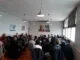 Albert Huguet tenant une conférence devant une assemblée attentive.