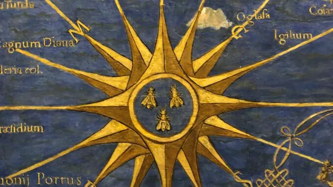 Image d'un soleil doré avec des abeilles au centre, sur un fond bleu orné de symboles maçonniques et d'écritures latines, évoquant la quête maçonnique de sagesse et d'unité.