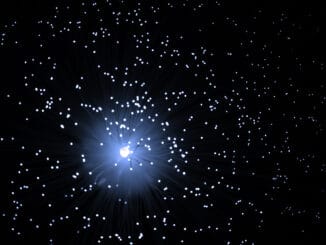 Une unique source lumineuse irradie à travers l'obscurité, représentant la quête maçonnique de la vérité et de l'illumination spirituelle.