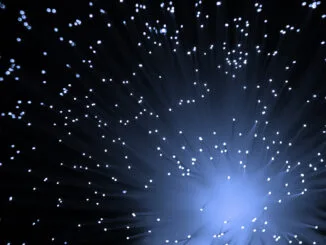 Une représentation abstraite de la lumière spirituelle en franc-maçonnerie, avec des rayons de lumière blanche qui se dispersent dans l'obscurité, symbolisant la recherche de la sagesse.