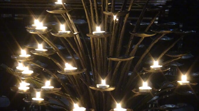 La Flamme de la Connaissance Maçonnique Une structure de candelabre avec de multiples bougies illuminées, symbolisant le chemin de la lumière et de la connaissance en Franc-maçonnerie.
