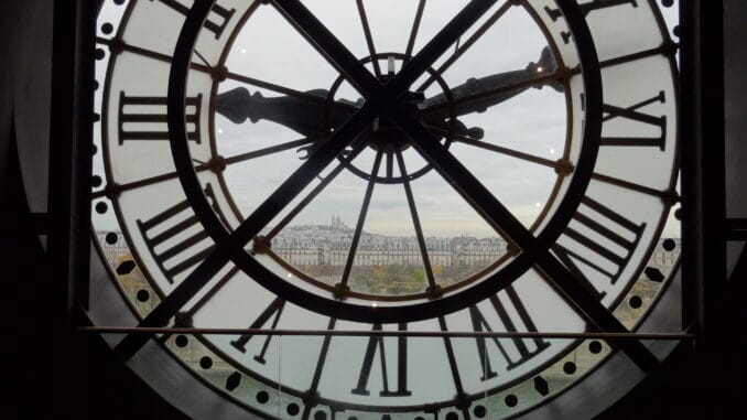 Vue à travers le temps Une horloge avec des chiffres romains, donnant sur une ville.