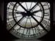 Une horloge avec des chiffres romains, donnant sur une ville.