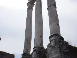 Colonnes antiques se dressant vers le ciel, évoquant la quête historique de l'égalité et de l'honneur dans le rite français.