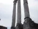Colonnes antiques se dressant vers le ciel, évoquant la quête historique de l'égalité et de l'honneur dans le rite français.