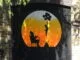 Peinture murale d'une silhouette s'élevant avec des ballons sur fond de coucher de soleil, évoquant l'éveil spirituel en lien avec la franc-maçonnerie.