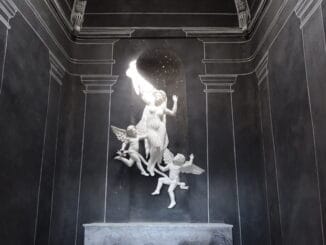 Sculpture en relief montrant une figure angélique ascendante avec des chérubins, évoquant l'ascension spirituelle en ésotérisme.