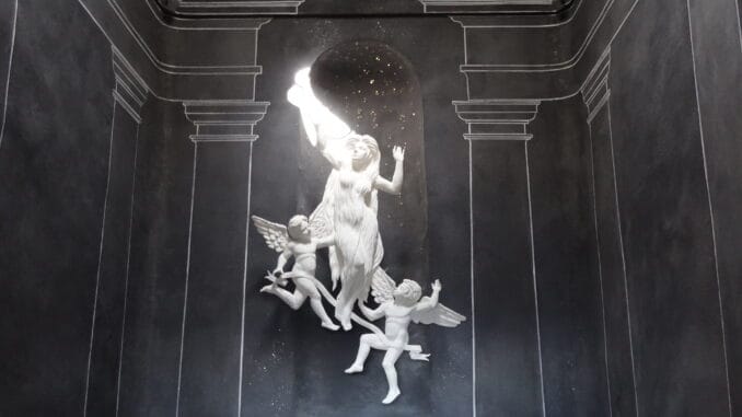 Ascension Ésotérique Sculpture en relief montrant une figure angélique ascendante avec des chérubins, évoquant l'ascension spirituelle en ésotérisme.