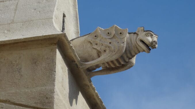 La Gargouille et la Quête de Sagesse Gargouille en pierre surplombant, symbole de protection et de vigilance dans la spiritualité maçonnique.