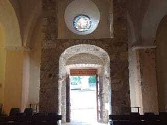 Une porte ouverte avec un vitrail, métaphore de l'accueil et du passage initiatique en Franc-maçonnerie