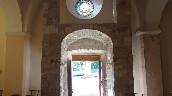 Portail de Lumière Une porte ouverte avec un vitrail, métaphore de l'accueil et du passage initiatique en Franc-maçonnerie