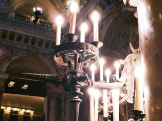 Chaque flamme, une âme en quête: l'invitation rituelle du "Prenez place" illuminée en loge.
