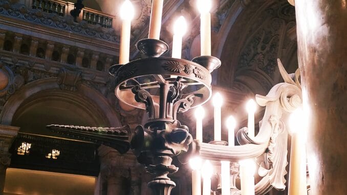 Lueurs d'Initiation: L'Appel du 'Prenez Place' en Lumière Chaque flamme, une âme en quête: l'invitation rituelle du "Prenez place" illuminée en loge.