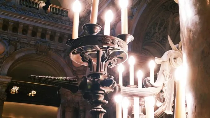 Chaque flamme, une âme en quête: l'invitation rituelle du "Prenez place" illuminée en loge.