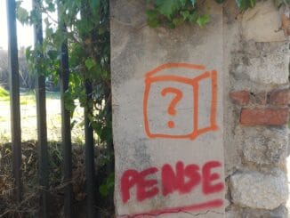 Graffiti d'un carré avec le mot 'PENSE' en dessous, suggérant une incitation à la réflexion ou une référence maçonnique.