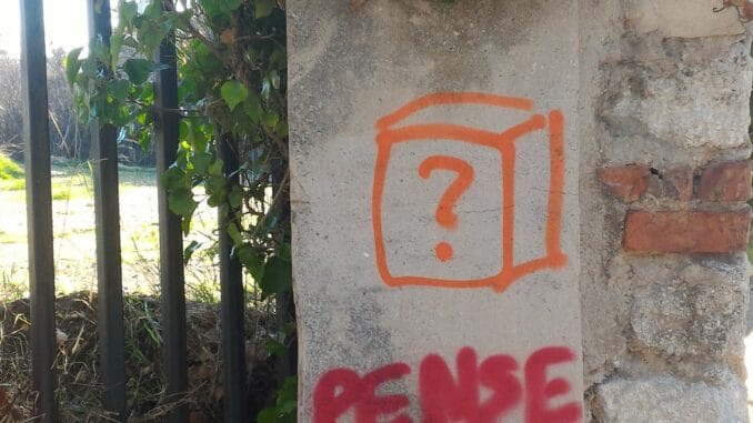 Réflexion Graffitique ! Graffiti d'un carré avec le mot 'PENSE' en dessous, suggérant une incitation à la réflexion ou une référence maçonnique.