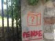 Graffiti d'un carré avec le mot 'PENSE' en dessous, suggérant une incitation à la réflexion ou une référence maçonnique.