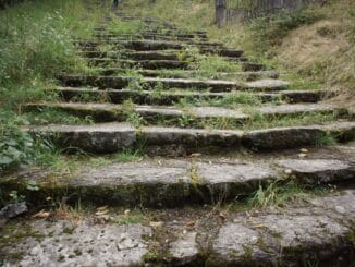 Escalier en pierre ancien, symbolisant le parcours initiatique de l'Apprenti maçon, évoquant la patience et la transformation sur la voie de la sagesse.