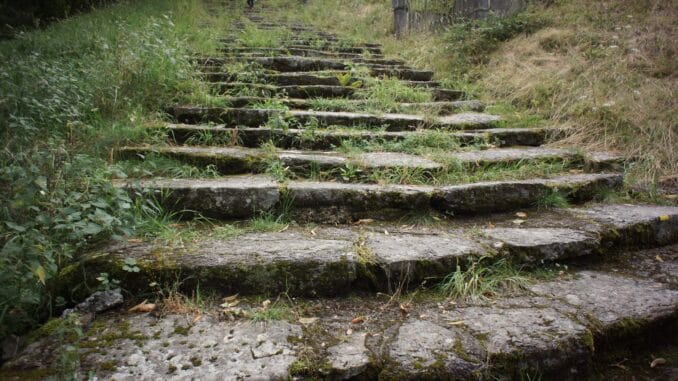 Les Marches de l'Initiation : Vers la Sagesse Maçonnique Escalier en pierre ancien, symbolisant le parcours initiatique de l'Apprenti maçon, évoquant la patience et la transformation sur la voie de la sagesse.