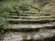 Escalier en pierre ancien, symbolisant le parcours initiatique de l'Apprenti maçon, évoquant la patience et la transformation sur la voie de la sagesse.