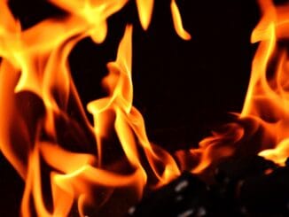 Flammes ardentes sur fond noir, évoquant la puissance et la purification par le feu en Franc-Maçonnerie.