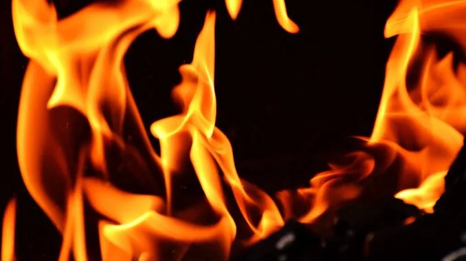 La Flamme de Tubalcaïn Flammes ardentes sur fond noir, évoquant la puissance et la purification par le feu en Franc-Maçonnerie.