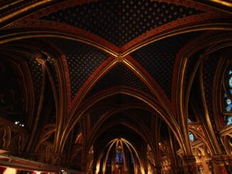 Intérieur de la Sainte-Chapelle, témoignage de l'habileté artisanale et de l'utilisation d'outils traditionnels dans l'art gothique.