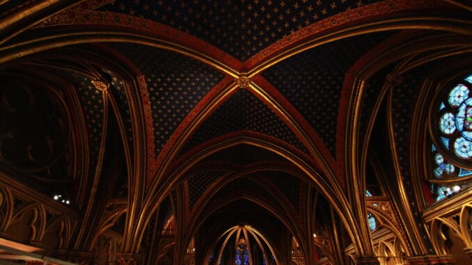 Architecture céleste Intérieur de la Sainte-Chapelle, témoignage de l'habileté artisanale et de l'utilisation d'outils traditionnels dans l'art gothique.