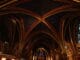 Intérieur de la Sainte-Chapelle, témoignage de l'habileté artisanale et de l'utilisation d'outils traditionnels dans l'art gothique.