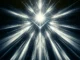 Rays de lumière blanche symbolisant la sagesse en franc-maçonnerie sur fond sombre