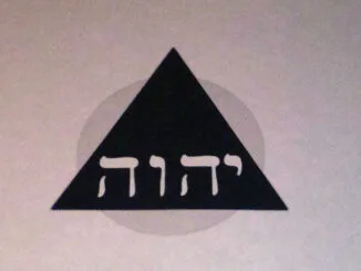 Triangle noir avec le Tétragramme hébraïque, symbolisant des principes maçonniques et spirituels.