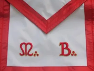 Tablier de Maître maçonnique blanc bordé de rouge, lettres M∴ et B∴ brodées en doré, symbole du grade au R.E.A.A.