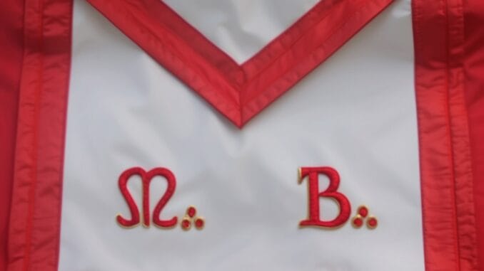 Tablier de Maître maçonnique blanc bordé de rouge, lettres M∴ et B∴ brodées en doré, symbole du grade au R.E.A.A.