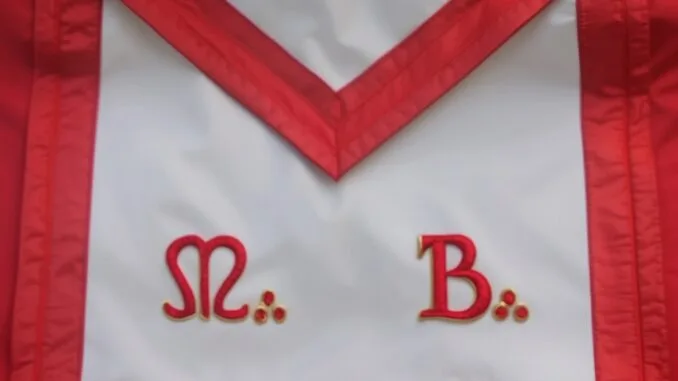 Tablier de Maître du R.E.A.A. – Symbole d’élévation Tablier de Maître maçonnique blanc bordé de rouge, lettres M∴ et B∴ brodées en doré, symbole du grade au R.E.A.A.